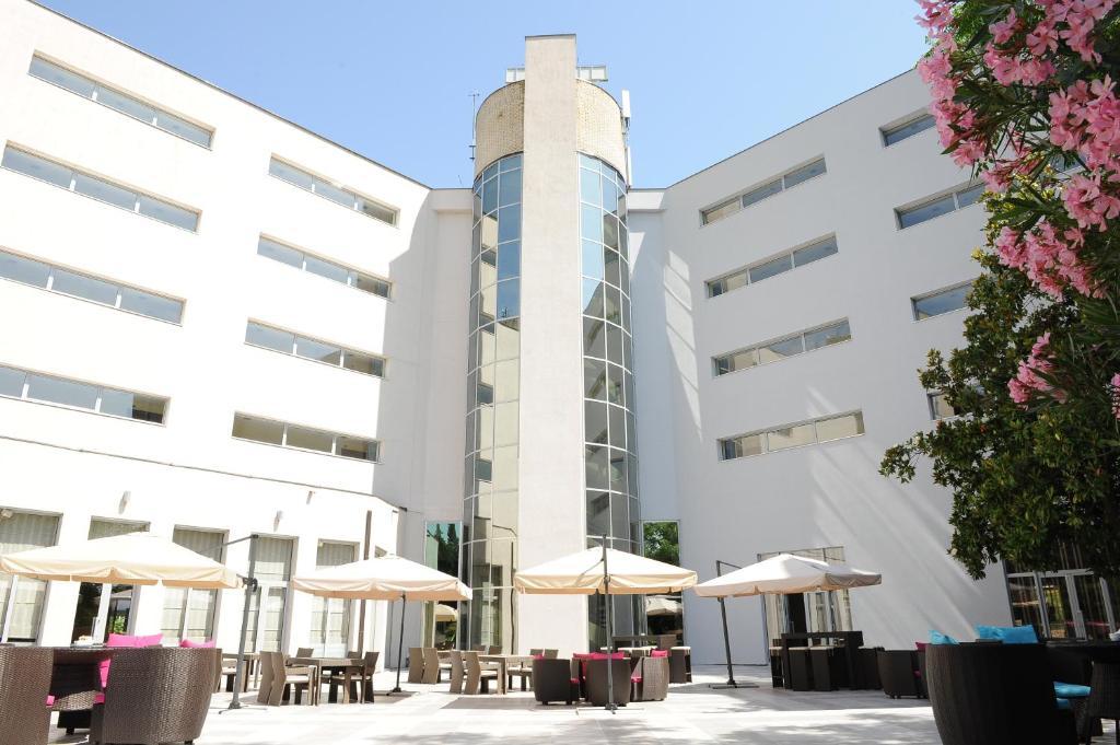 City Hotel Podgorica Esterno foto