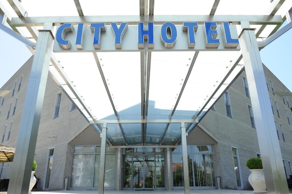 City Hotel Podgorica Esterno foto