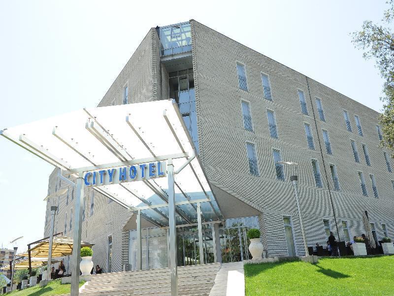 City Hotel Podgorica Esterno foto