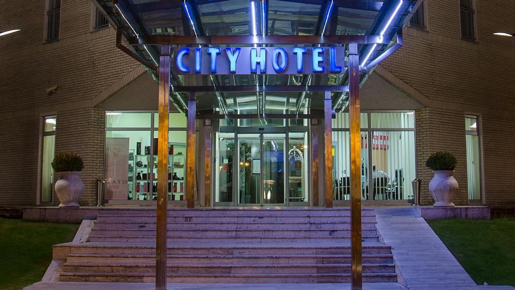 City Hotel Podgorica Esterno foto